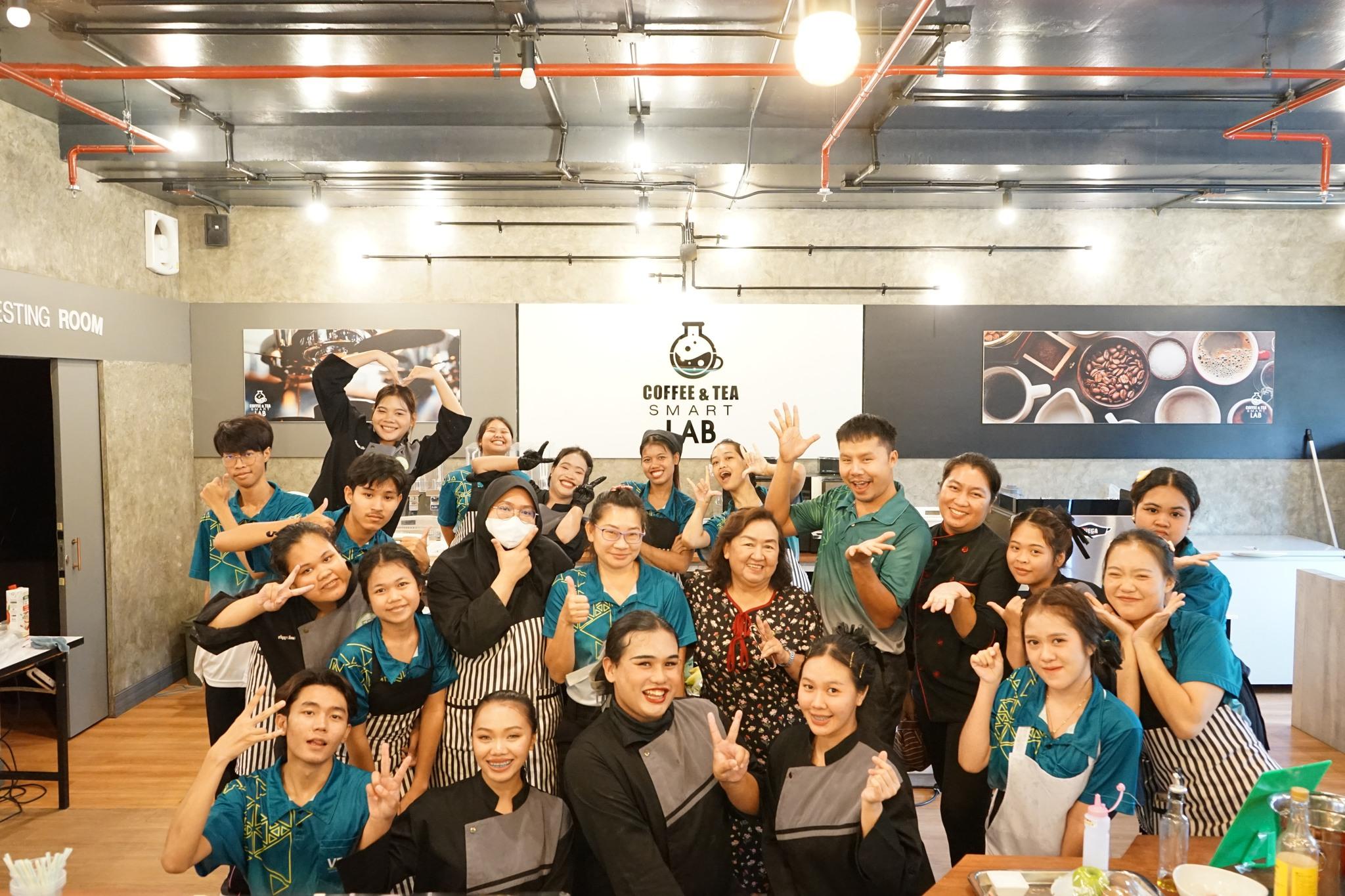 โครงการพิเศษกิจกรรมฝึกอบรมหัวข้อการทำบัวลอยสามสี(ดอกไม้ลอยน้ำ) และน้ำสมูทตี้ผลไม้เพื่อสุขภาพ