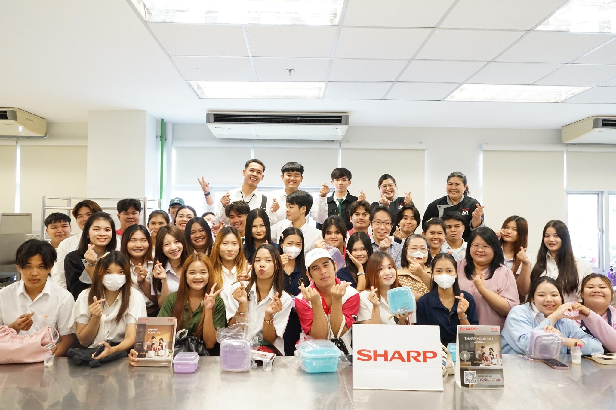 บริษัทชาร์ปกรุงไทยการไฟฟ้า ได้จัดกิจกรรมอบรมการประกอบอาหารเมนูคุกกี้ช็อกโกแลตเม็ดมะม่วงหิมพานต์ และนมเปรี้ยวเยลลี่ จากเครื่องใช้ไฟฟ้า SHARP ให้แก่นักศึกษาหลักสูตรคหกรรม เพื่อเป็นพื้นฐานในการสร้างอาชีพให้กับนักศึกษาในระหว่างการศึกษา - คณะวิทยาศาสตร์และเทคโนโลยี มหาวิทยาลัยราชภัฏวไลยอลงกรณ์ ในพระบรมราชูปถัมภ์ | VRU