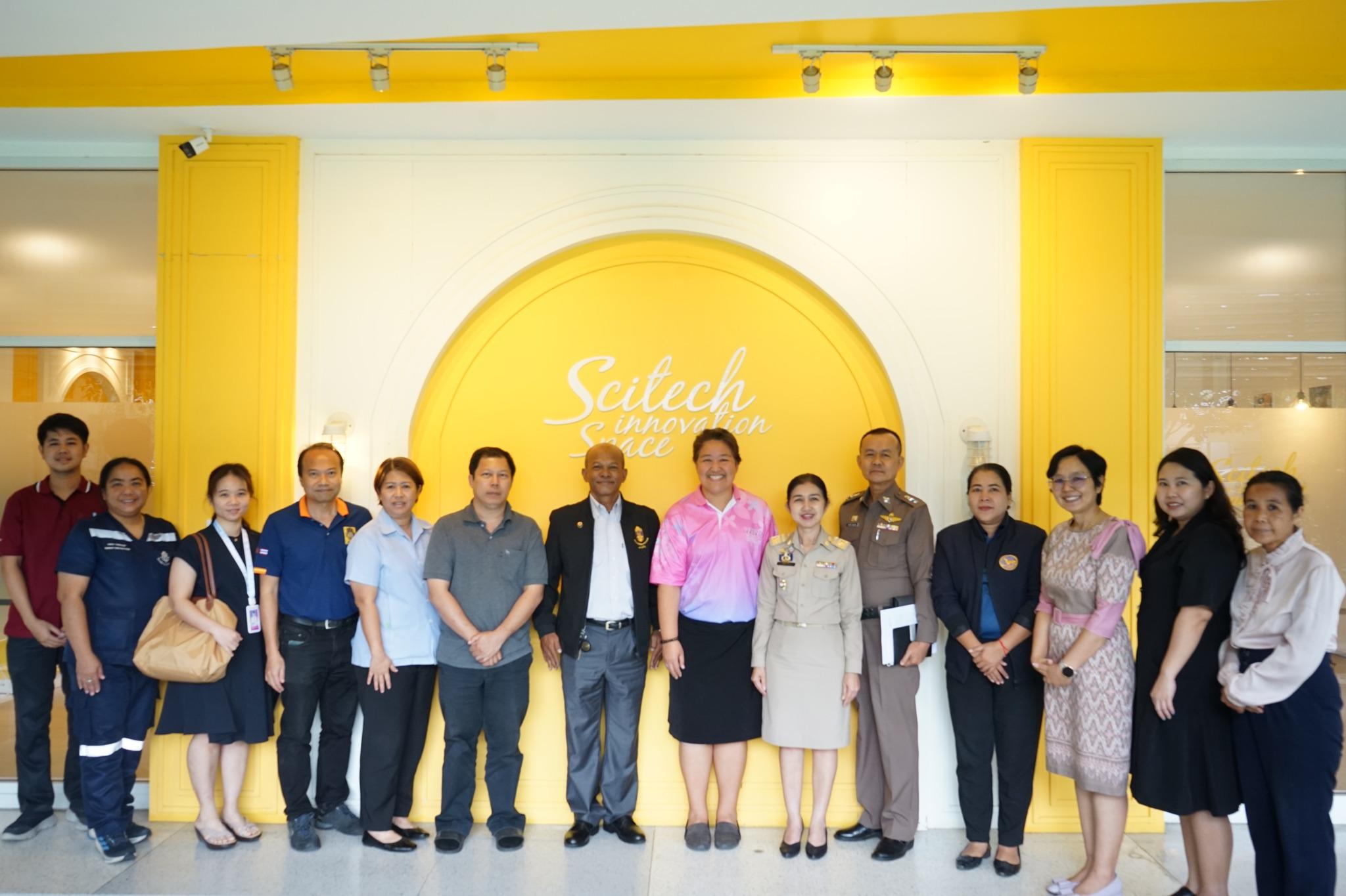 คณะวิทยาศาสตร์และเทคโนโลยี ร่วมกับหน่วยงานต่างๆ ได้แก่ หัวหน้าสำนักงานป้องกันและบรรเทาสาธารณภัยจังหวัดปทุมธานี ผู้แทนจากสาธารณสุขจังหวัดปทุมธานี ผู้แทนจากโรงพยาบาลปทุมธานี ผู้แทนจากโรงพยาบาลคลองหลวง ผู้แทนจากสถานีตำรวจภูธรคลองหลวง ผู้แทนศูนย์ป้องกันและบรรเทาสาธารณภัย เขต 1 ปทุมธานี ผู้แทนจากอำเภอคลองหลวง หัวหน้าฝ่ายป้องกันและปฏิบัติการ สำนักงานป้องกันและบรรเทาสาธารณภัย จังหวัดปทุมธานี จัดกิจกรรมการจัดทำแผนการจัดการความเสี่ยงและ การเตรียมพร้อมรับมือจากสาธารณภัยและเหตุรุนแรง กรณีเหตุแผ่นดินไหวและน้ำท่วม - คณะวิทยาศาสตร์และเทคโนโลยี มหาวิทยาลัยราชภัฏวไลยอลงกรณ์ ในพระบรมราชูปถัมภ์ | VRU