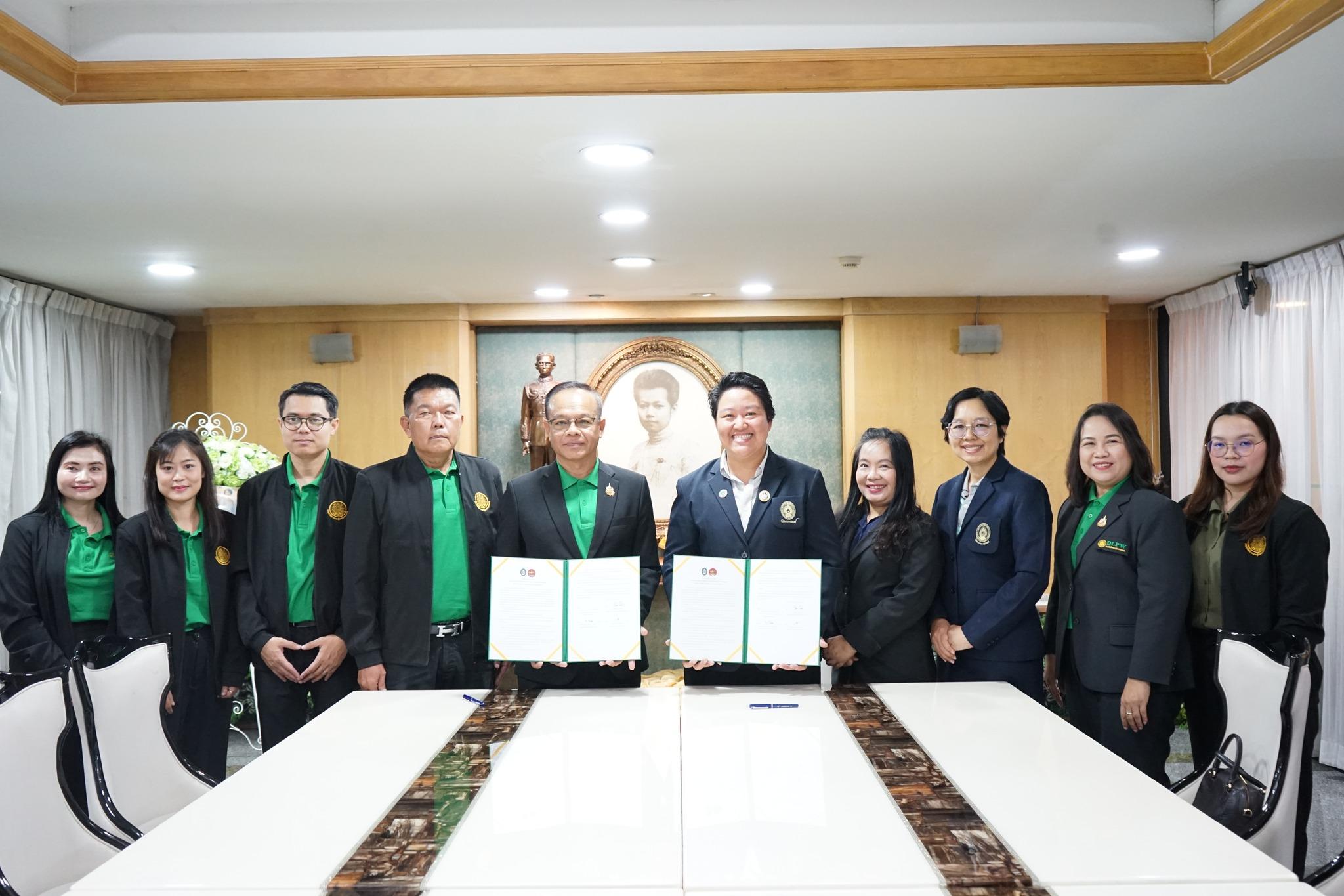 การลงนามบันทึกข้อตกลงความร่วมมือ (MOU) ระหว่างคณะวิทยาศาสตร์และเทคโนโลยี มหาวิทยาลัยราชภัฎวไลยอลงกรณ์ ในพระบรมราชูปถัมภ์ โดย รองศาสตราจารย์ ดร. นิสา พักตร์วิไล กับ สำนักงานสวัสดิการและคุ้มครองแรงงานจังหวัดปทุมธานี โดย นายโสภณ ปราบณรงค์ สวัสดิการและคุ้มครองแรงงานจังหวัดปทุมธานี - คณะวิทยาศาสตร์และเทคโนโลยี มหาวิทยาลัยราชภัฏวไลยอลงกรณ์ ในพระบรมราชูปถัมภ์ | VRU