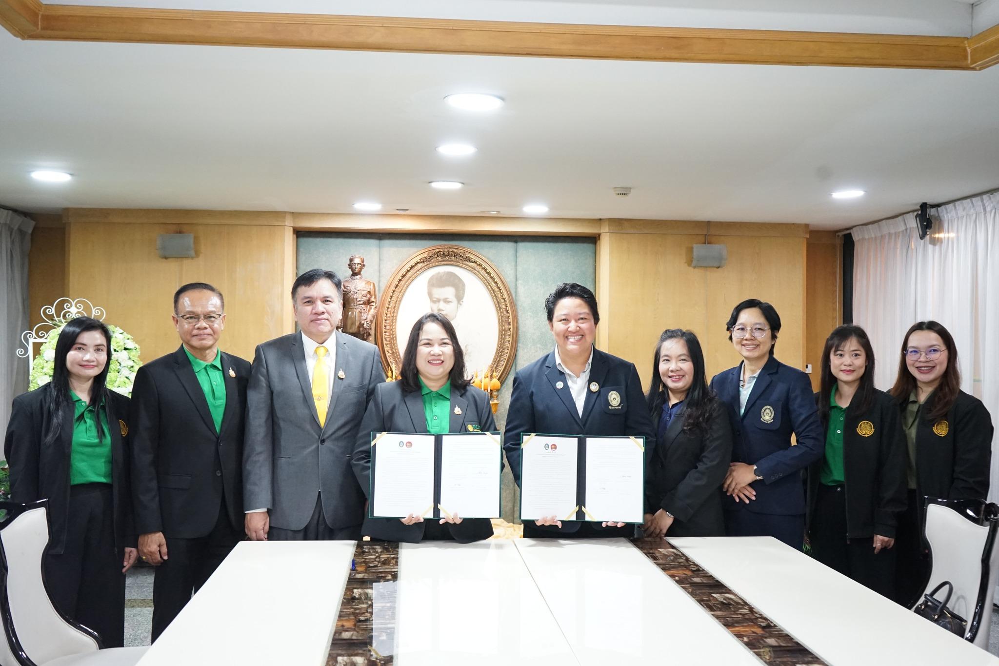 การลงนามบันทึกข้อตกลงความร่วมมือ (MOU) ระหว่างคณะวิทยาศาสตร์และเทคโนโลยี มหาวิทยาลัยราชภัฎวไลยอลงกรณ์ ในพระบรมราชูปถัมภ์ โดย รองศาสตราจารย์ ดร.นิสา พักตร์วิไล กับ ศูนย์ความปลอดภัยในการทำงานเขต ๑ โดย นางโสภิณ อินวกูล ผู้อำนวยการศูนย์ความปลอดภัยในการทำงานเขต ๑ - คณะวิทยาศาสตร์และเทคโนโลยี มหาวิทยาลัยราชภัฏวไลยอลงกรณ์ ในพระบรมราชูปถัมภ์ | VRU