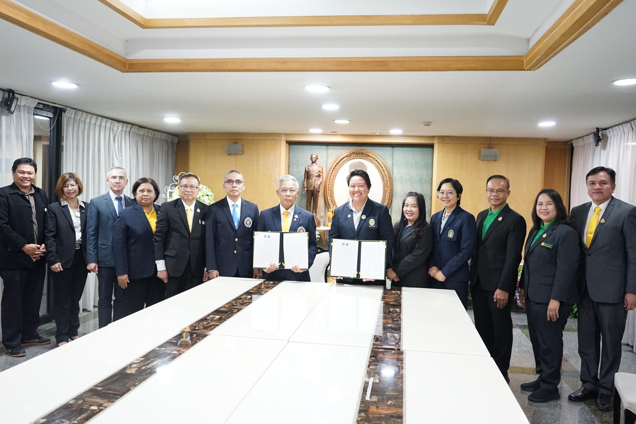 การลงนามบันทึกข้อตกลงความร่วมมือ (MOU) ระหว่างคณะวิทยาศาสตร์และเทคโนโลยี มหาวิทยาลัยราชภัฎวไลยอลงกรณ์ ในพระบรมราชูปถัมภ์ โดย รองศาสตราจารย์ ดร. นิสา พักตร์วิไล กับ มูลนิธิสตาร์สะเต็มส์เพื่อสังคมสันติสุขยั่งยืน โดย พลเอก ดร.พหล สง่าเนตร ประธานมูลนิธิสตาร์สะเต็มส์เพื่อสังคมสันติสุขยั่งยืน - คณะวิทยาศาสตร์และเทคโนโลยี มหาวิทยาลัยราชภัฏวไลยอลงกรณ์ ในพระบรมราชูปถัมภ์ | VRU